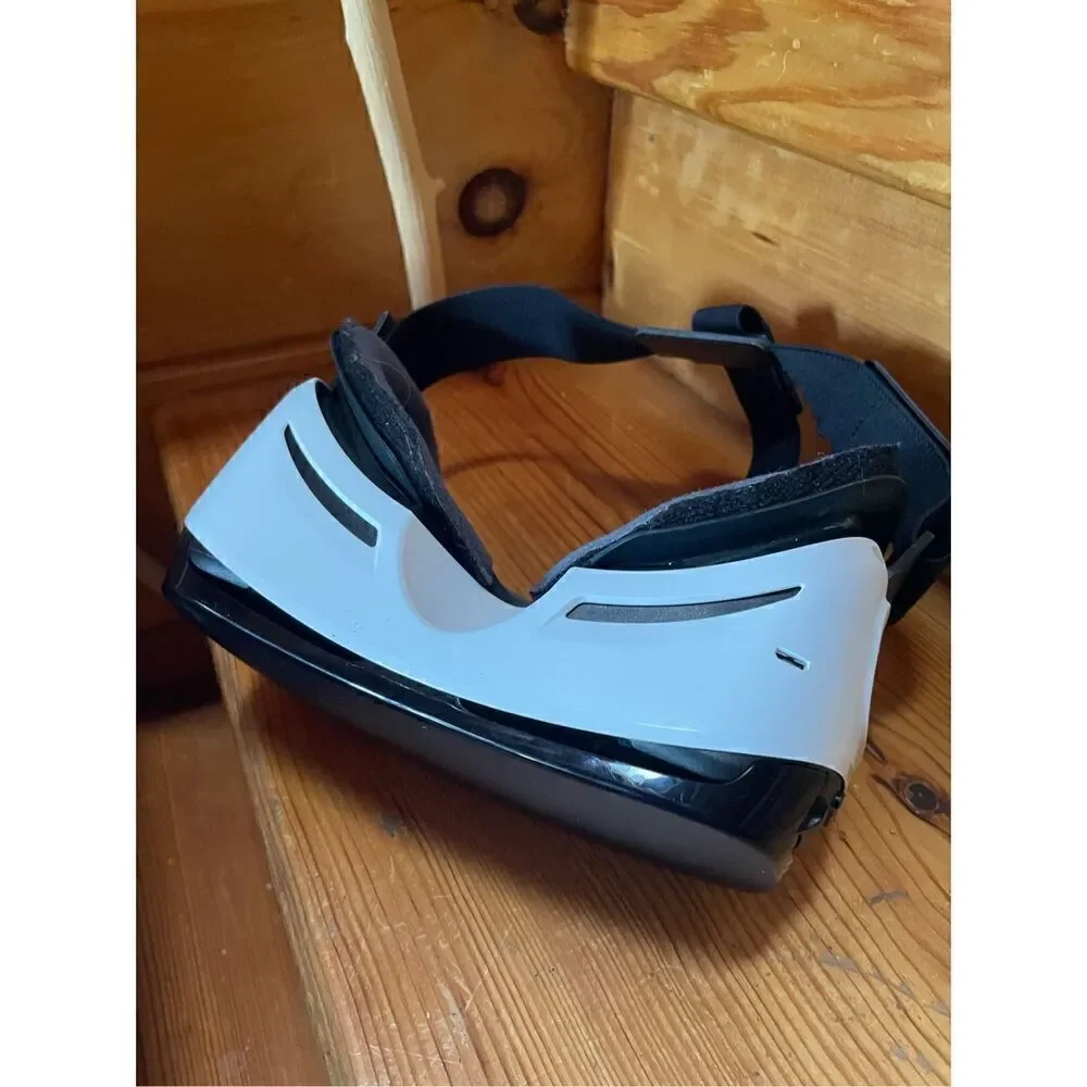 SAMSUNG Gear VR Virtual Reality Oculus Headset Glasses SM-R322 White